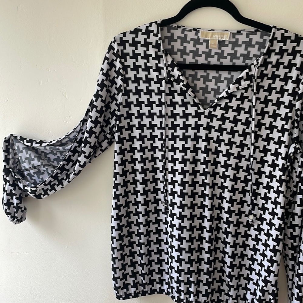 Exaggerated houndstooth Michael Kors blouse, slit sleeves & gold logo on ties.